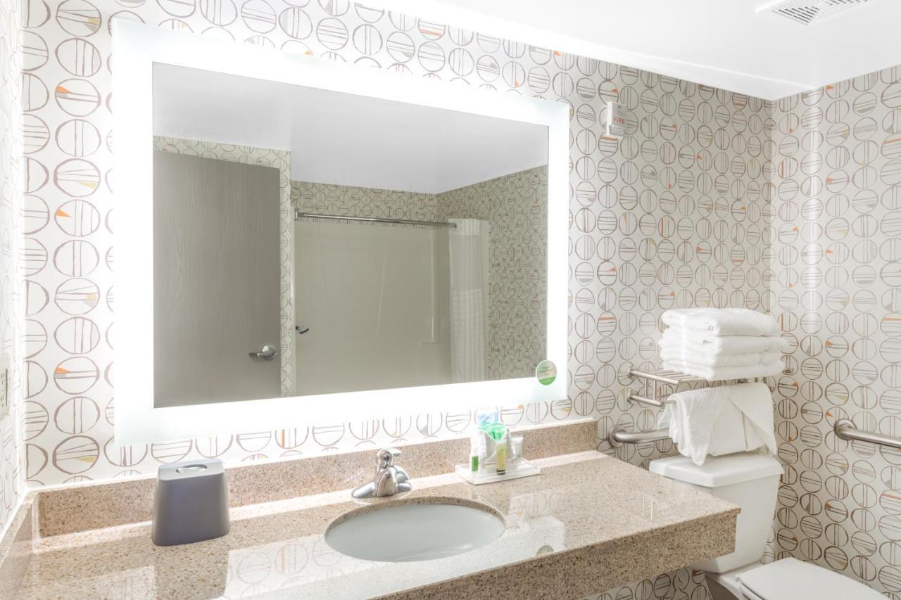 Holiday Inn Rockford By Ihg Екстериор снимка