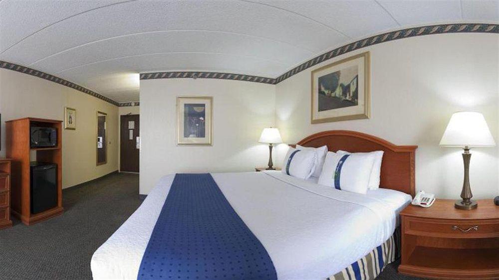 Holiday Inn Rockford By Ihg Екстериор снимка