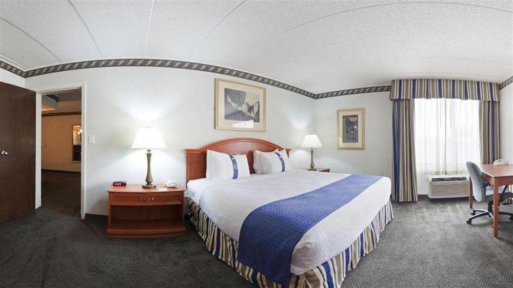 Holiday Inn Rockford By Ihg Екстериор снимка